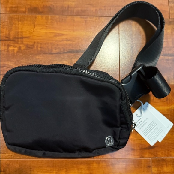 NWOT Lululemon athletica Black Belt Bag - Picture 5 of 16